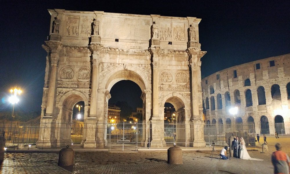 The Arch of Constantine at night