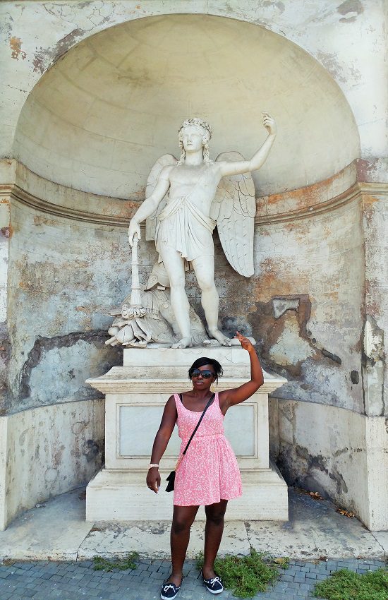 Shylo posing with statues at the Piazza del Popolo