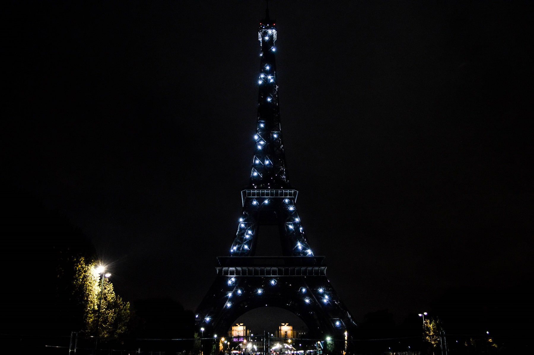 The Eiffel tower light up at night