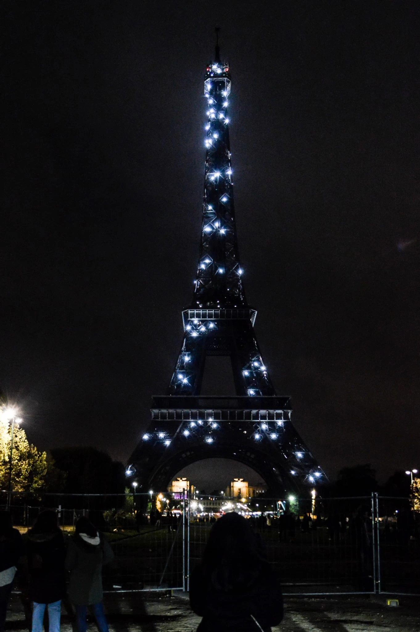 The Eiffel tower light up at night