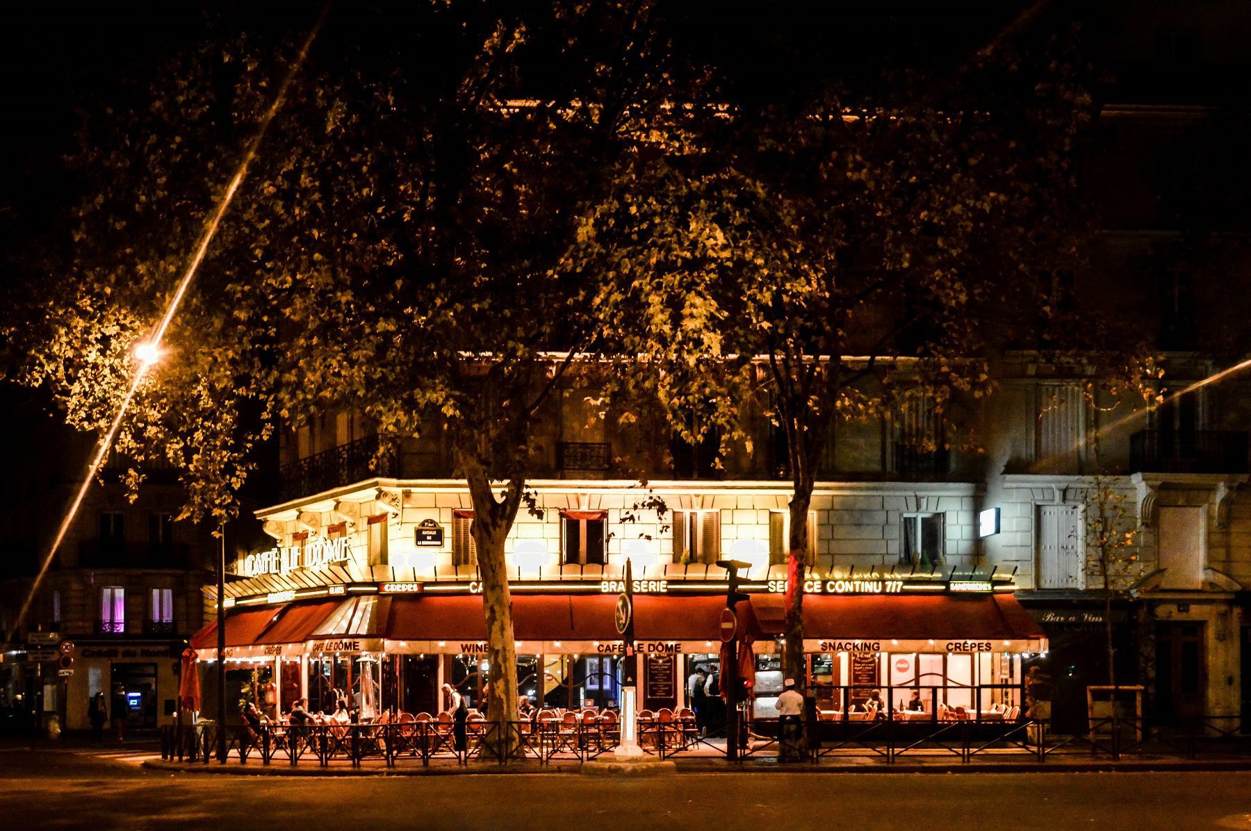 The outside of a restaurant in Paris at night