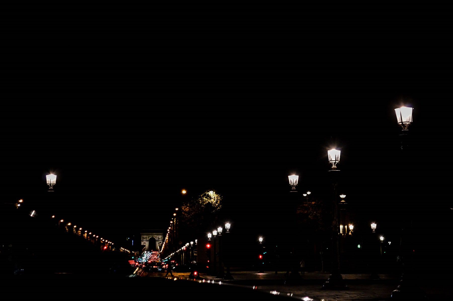 Photos of the Arc du Triomphe in Paris at night