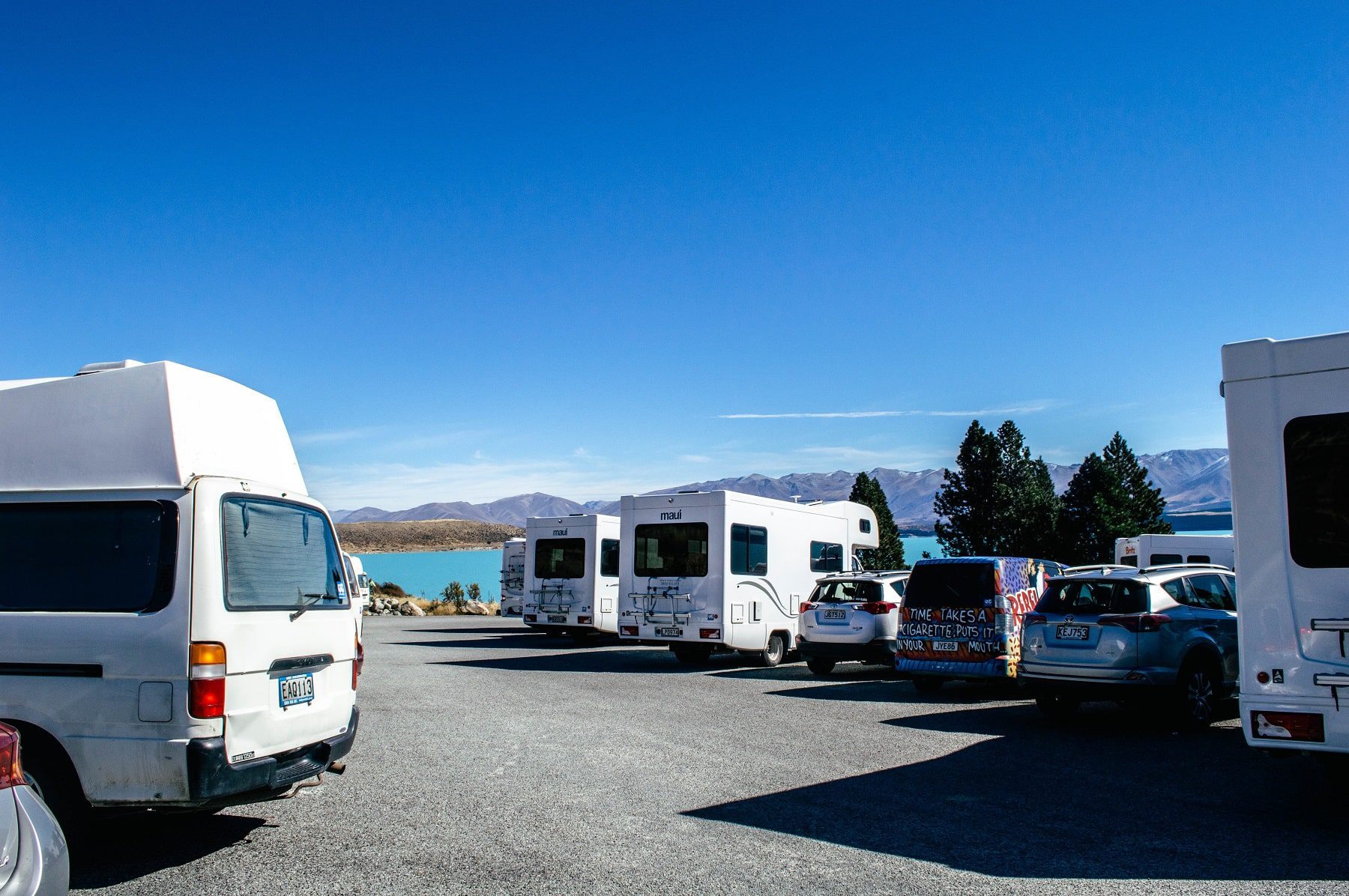 Picture of all the Camper-vans parked next to lake Pukaki 